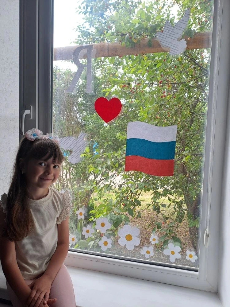 Воспитанница группы "Солнышко" 🌞 Карпенко Вероника приняла участие во Всероссийской акции "Окна Рос