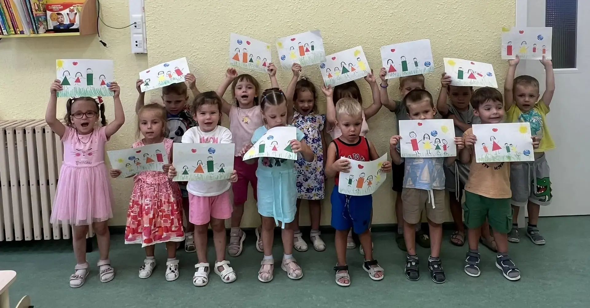 🎉 В честь Дня семьи в группе «Ягодки» случился настоящий творческий праздник! 🎉

Наши малыши приго