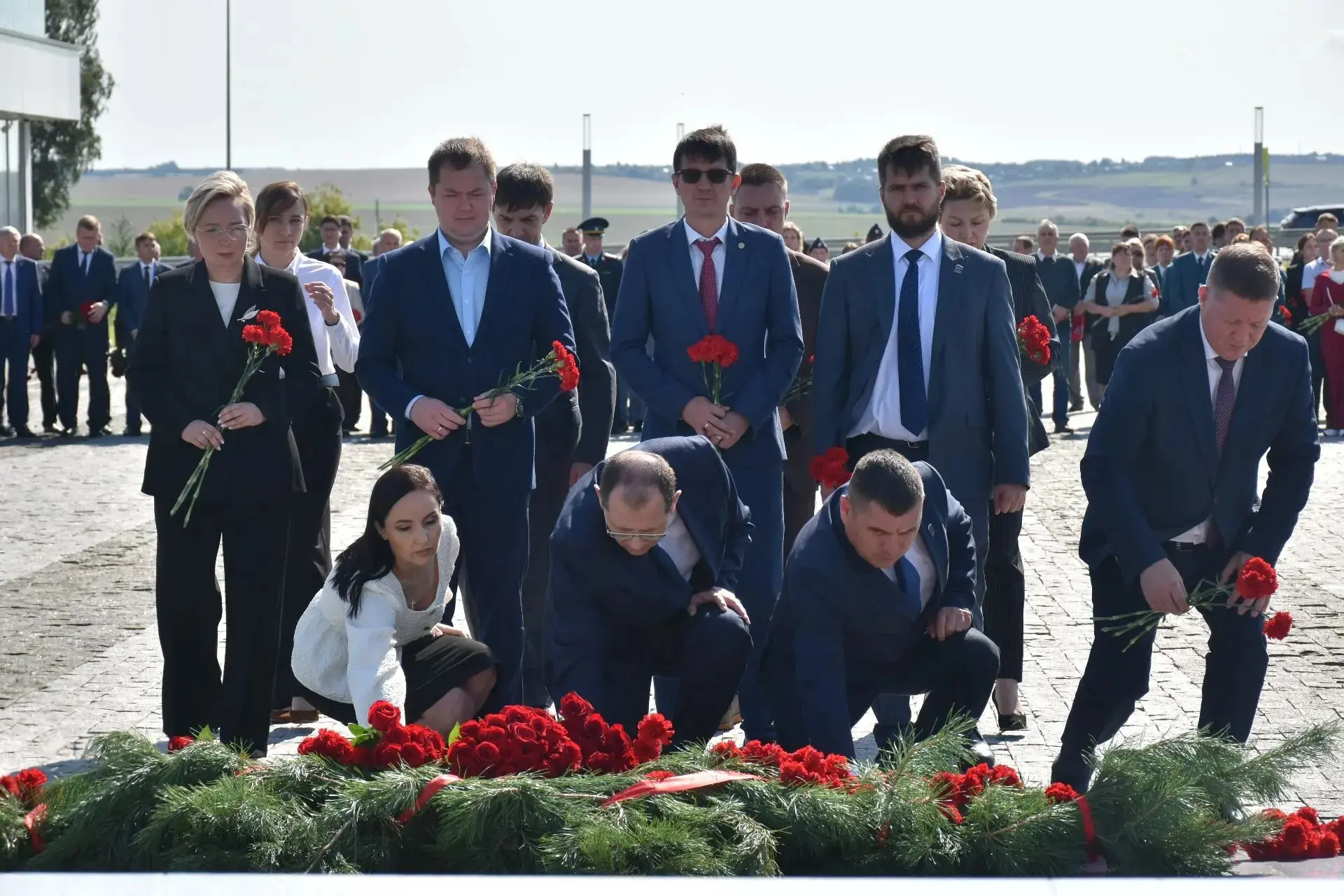 Олег Николаев и члены Кабинета Министров почтили память тружеников тыла у Мемориала «Ст...