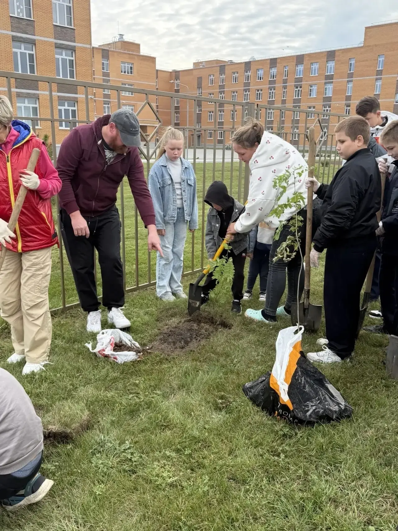🌳 В Центре образования «Верх-Тулинский» появилась новая школьная аллея