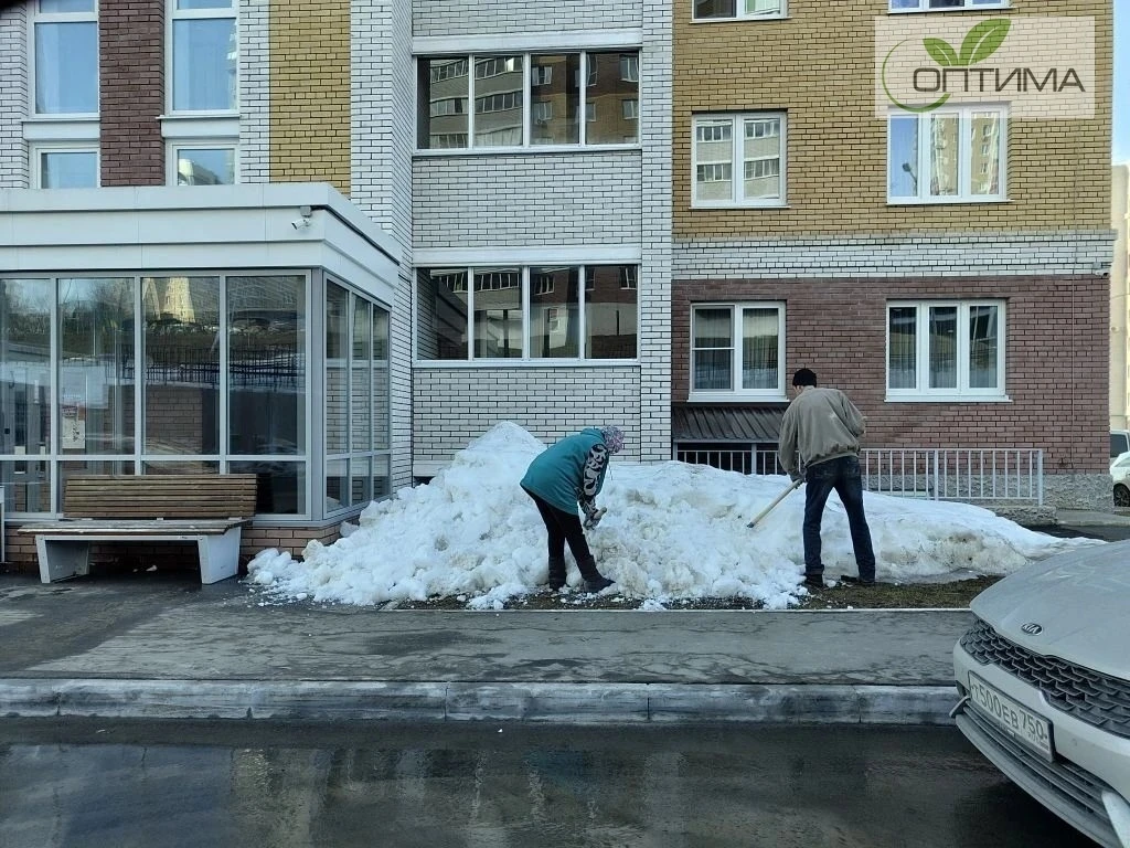 Весна постепенно вступает в свои права, и вместе с таянием снега во дворах становится з...