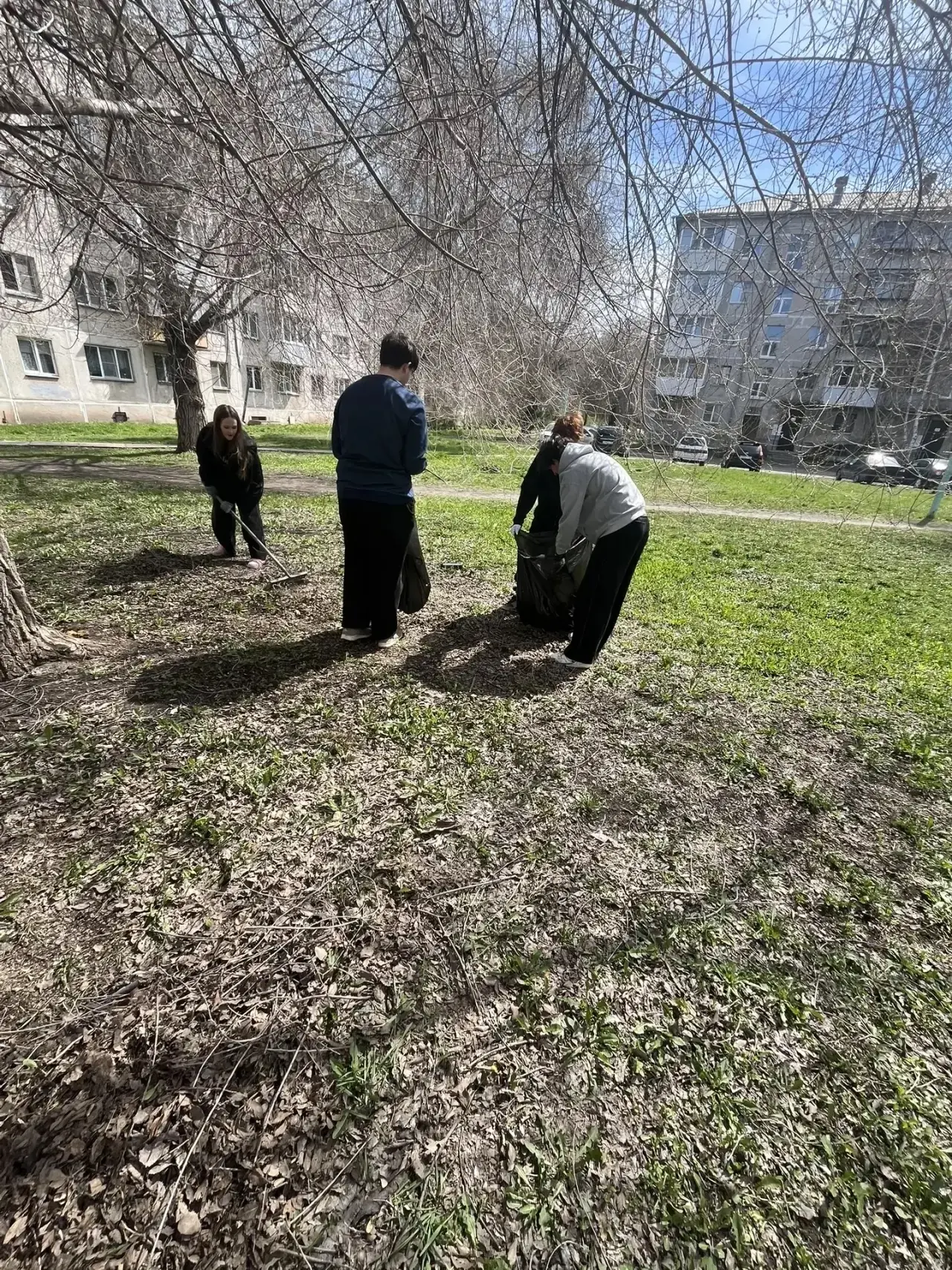 🌳 ЧЕРЕДА СУББОТНИКОВ ПРОДОЛЖАЕТСЯ!  Сегодня учащиеся 10 «А» класса провели субботник в одном из скве