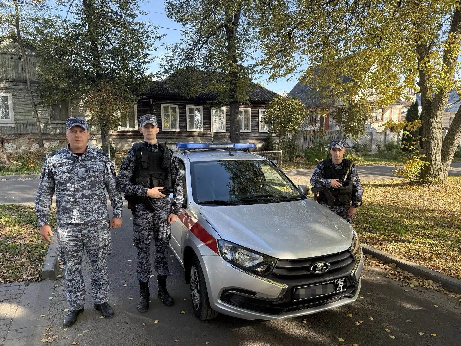 🚨 Росгвардейцы спасли трех человек, отравившихся угарным газом в Брянской области