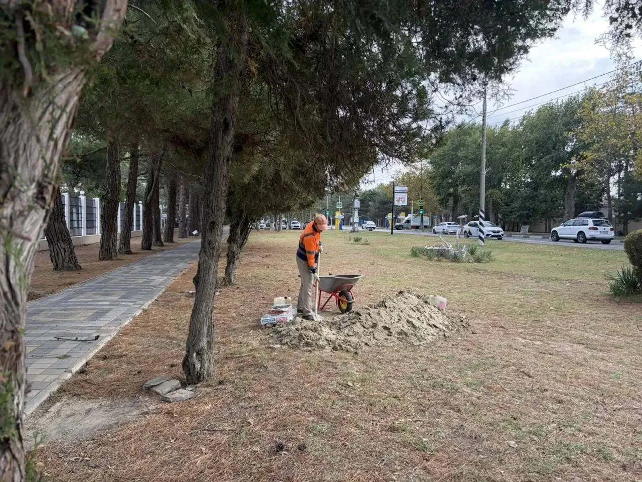🛠В городе и пригороде продолжаются работы по благоустройству.