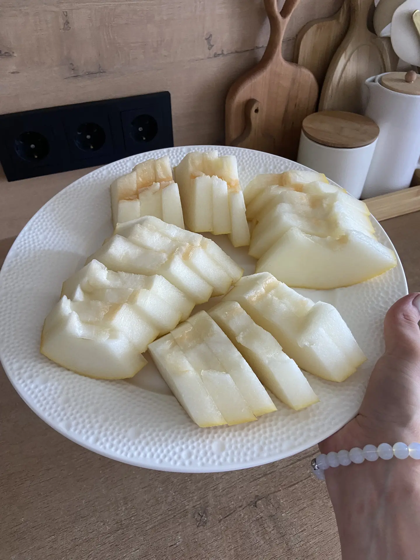 Нашинковала капусту, потушила с сосисками, на гарнир пюре.