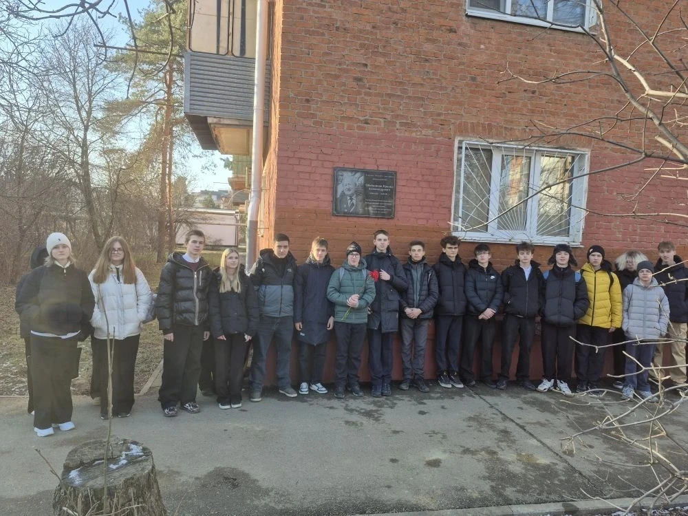 🇷🇺 Память, которой не будет конца Учащиеся нашей школы приняли участие в торжественном возложении цв