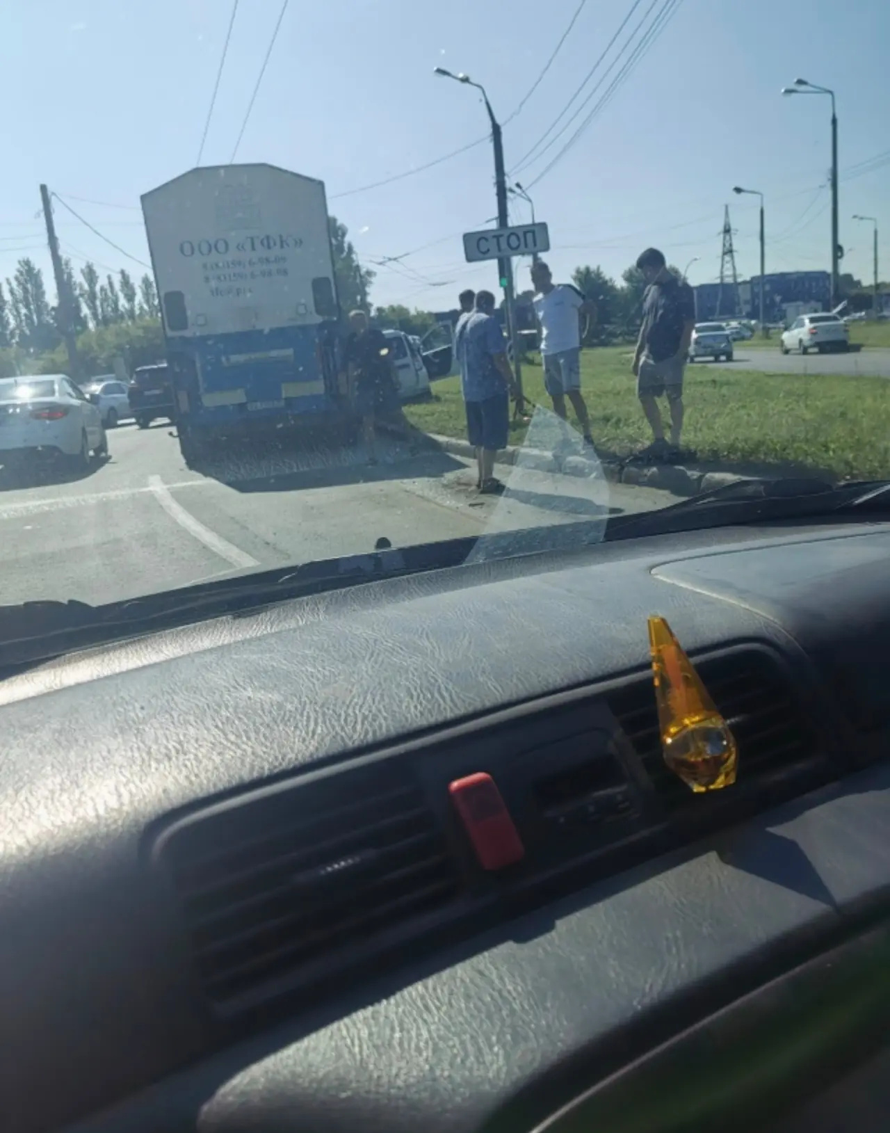 Кольцо Южное шоссе-Борковская грузовик сместил на обочину легковушку.