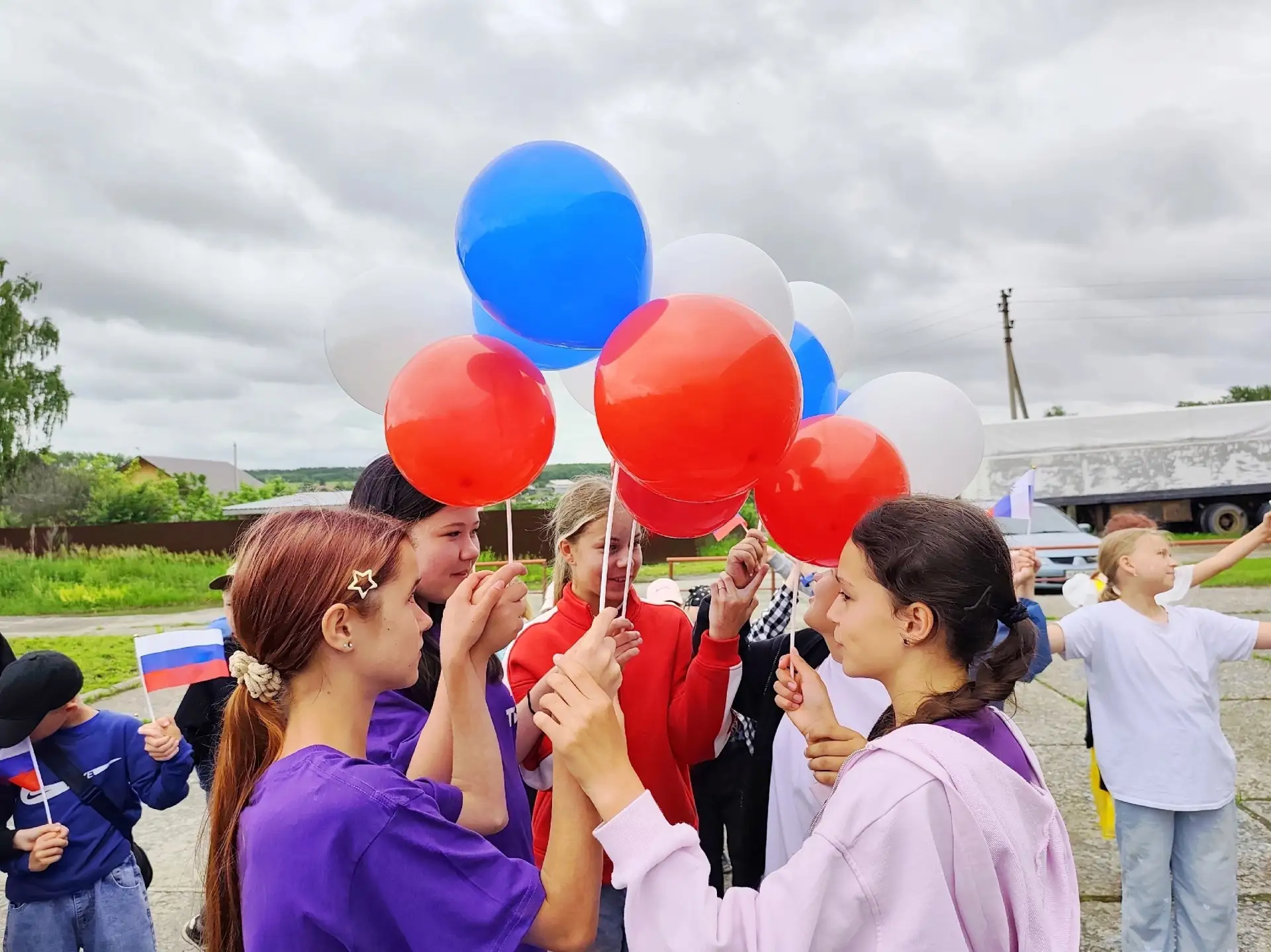 Не гонимся за дальними звездами,