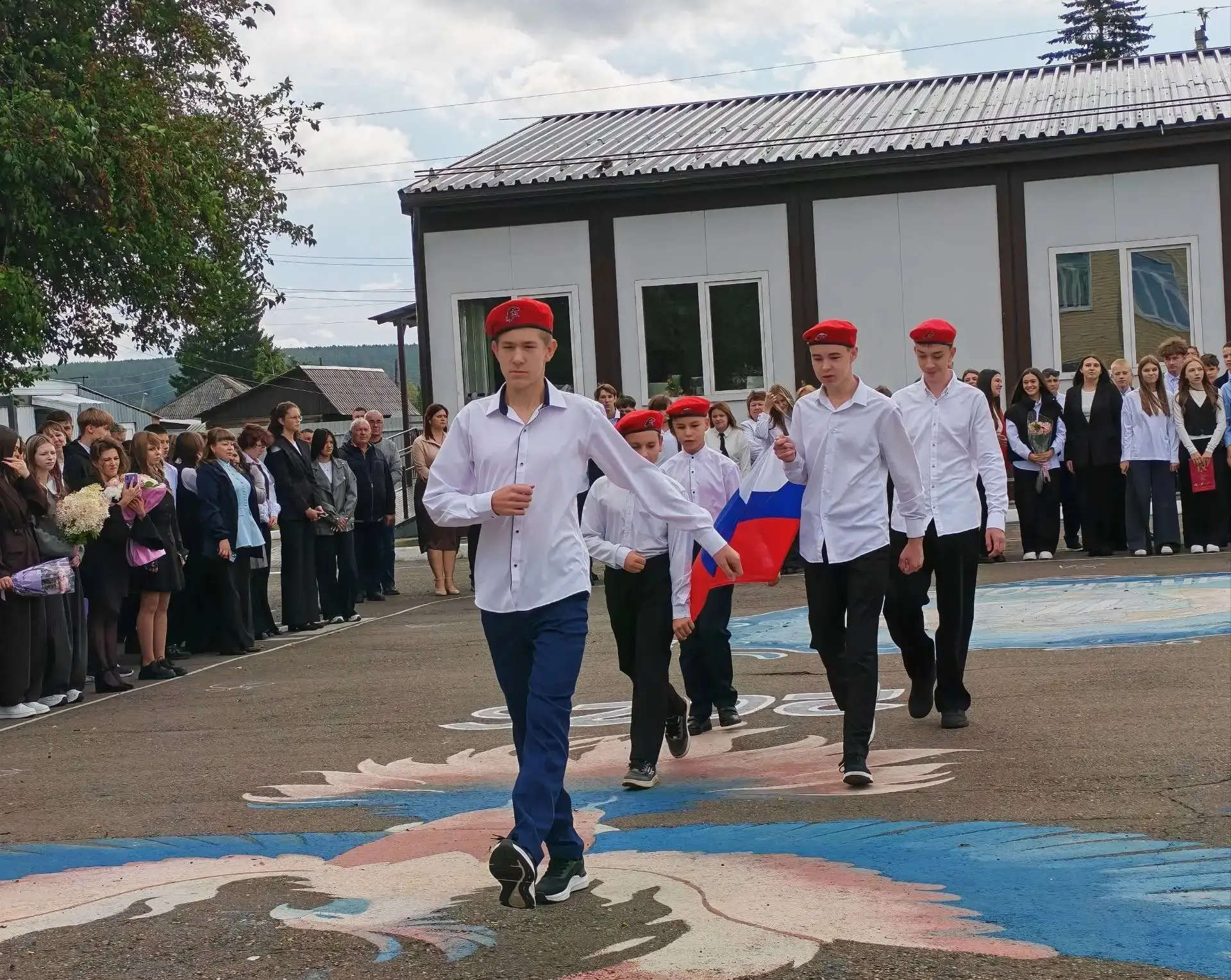 💫💫💫Сегодня школьный двор снова наполнился музыкой, цветами и счастливыми улыбками. М...