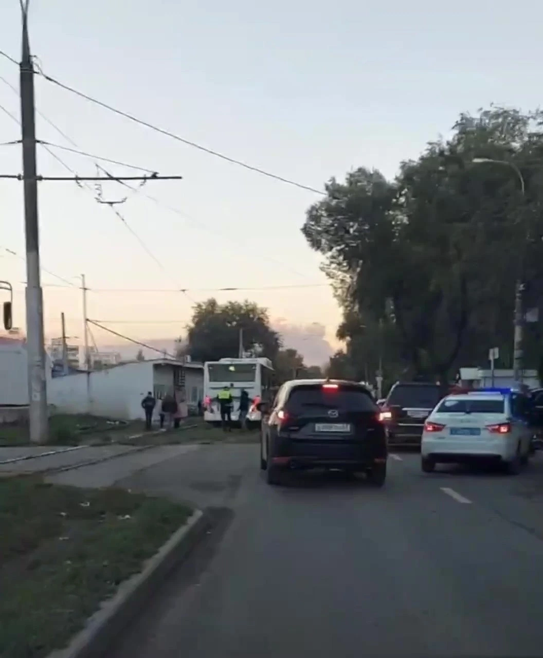 На улице Ташкентской автобус маршрута № 41 заехал на трамвайные пути и застрял. Инциден...