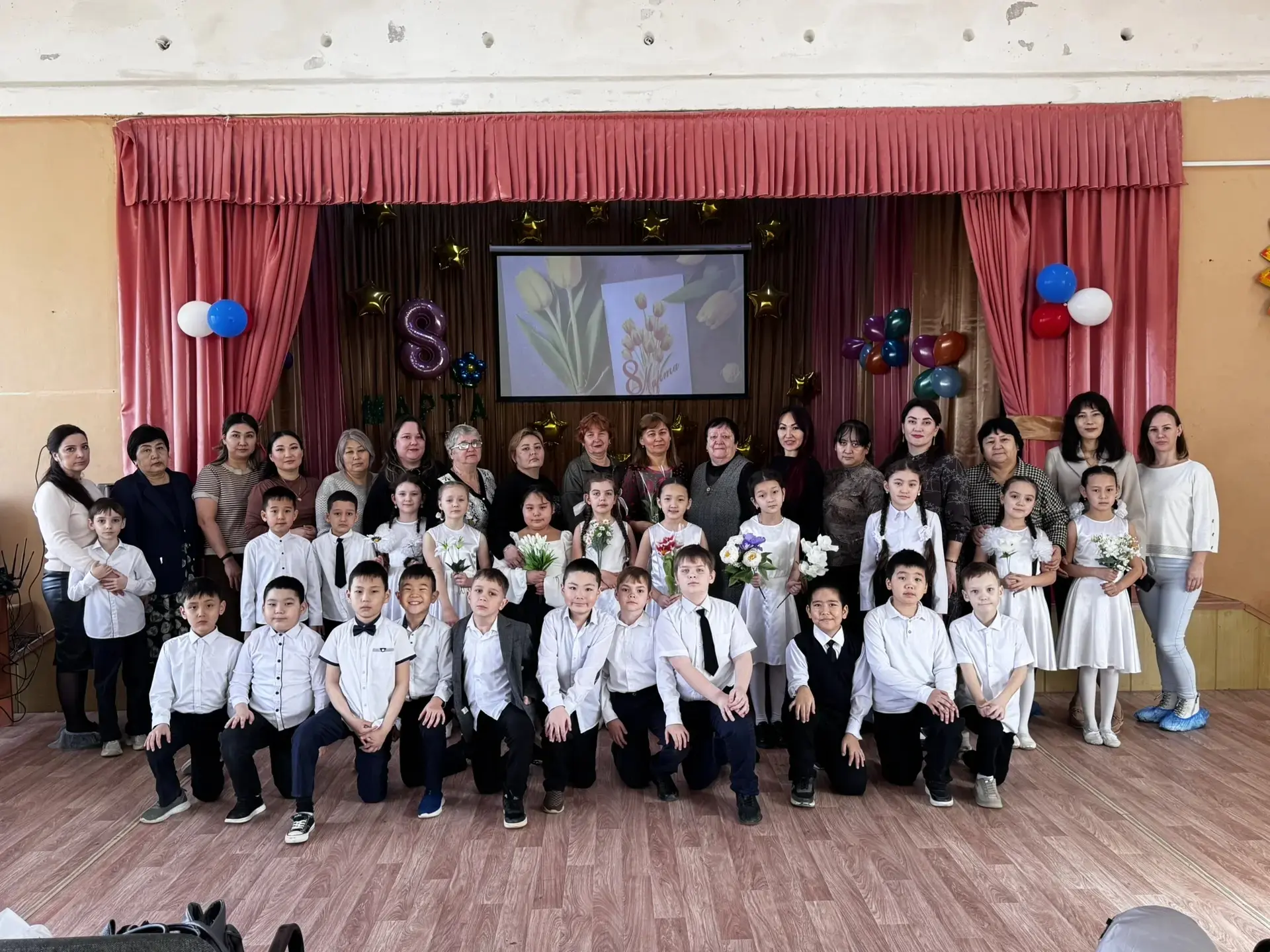 🌸 Самым любимым и нежным посвящается: праздник во 2 «В» классе! ✨  Сегодня в нашей школе было по-осо