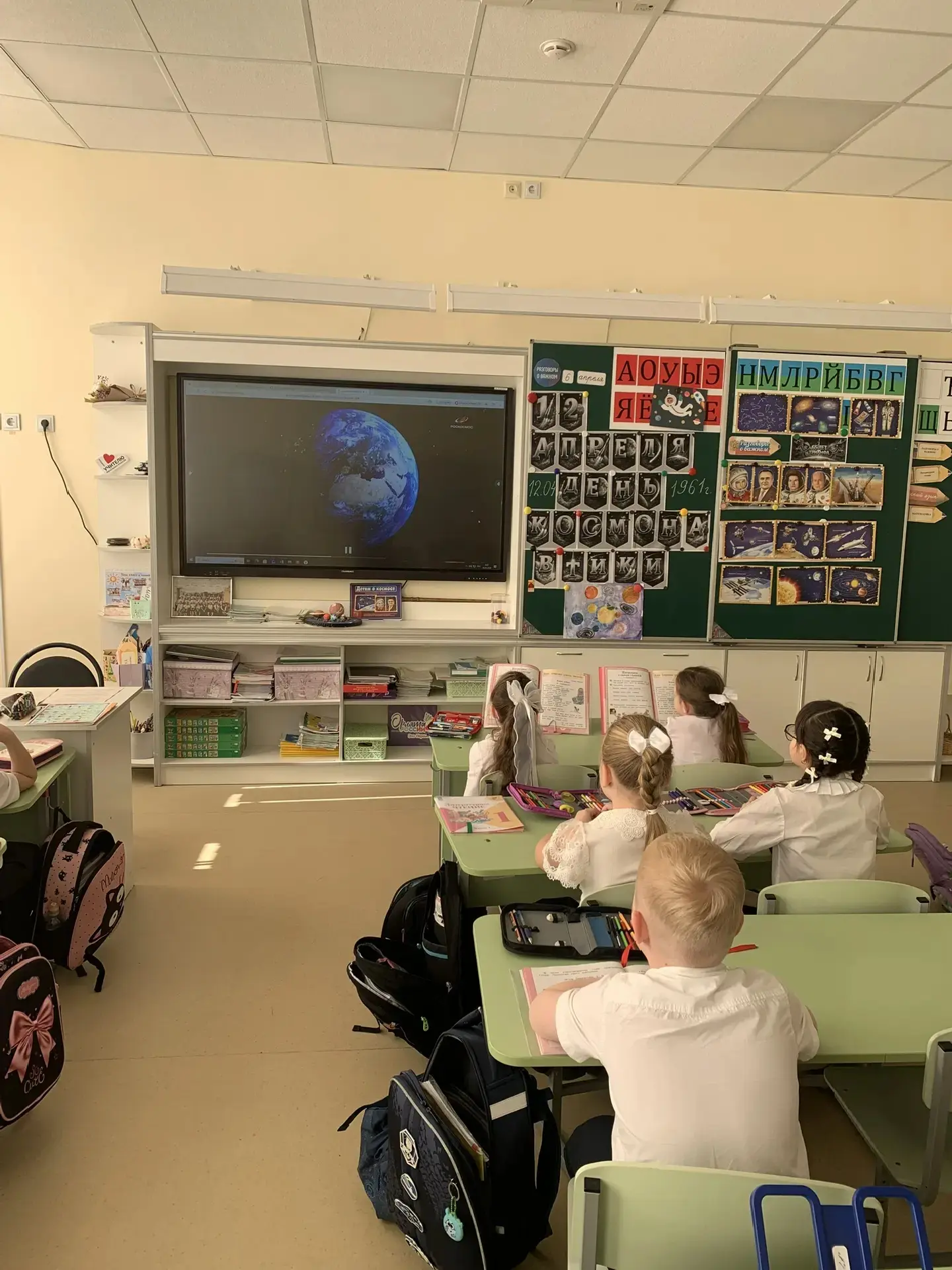 🚀 Сегодня в 1 «А» классе прошёл очень важный разговор — о космосе!  Ребята совершили маленькое, но у