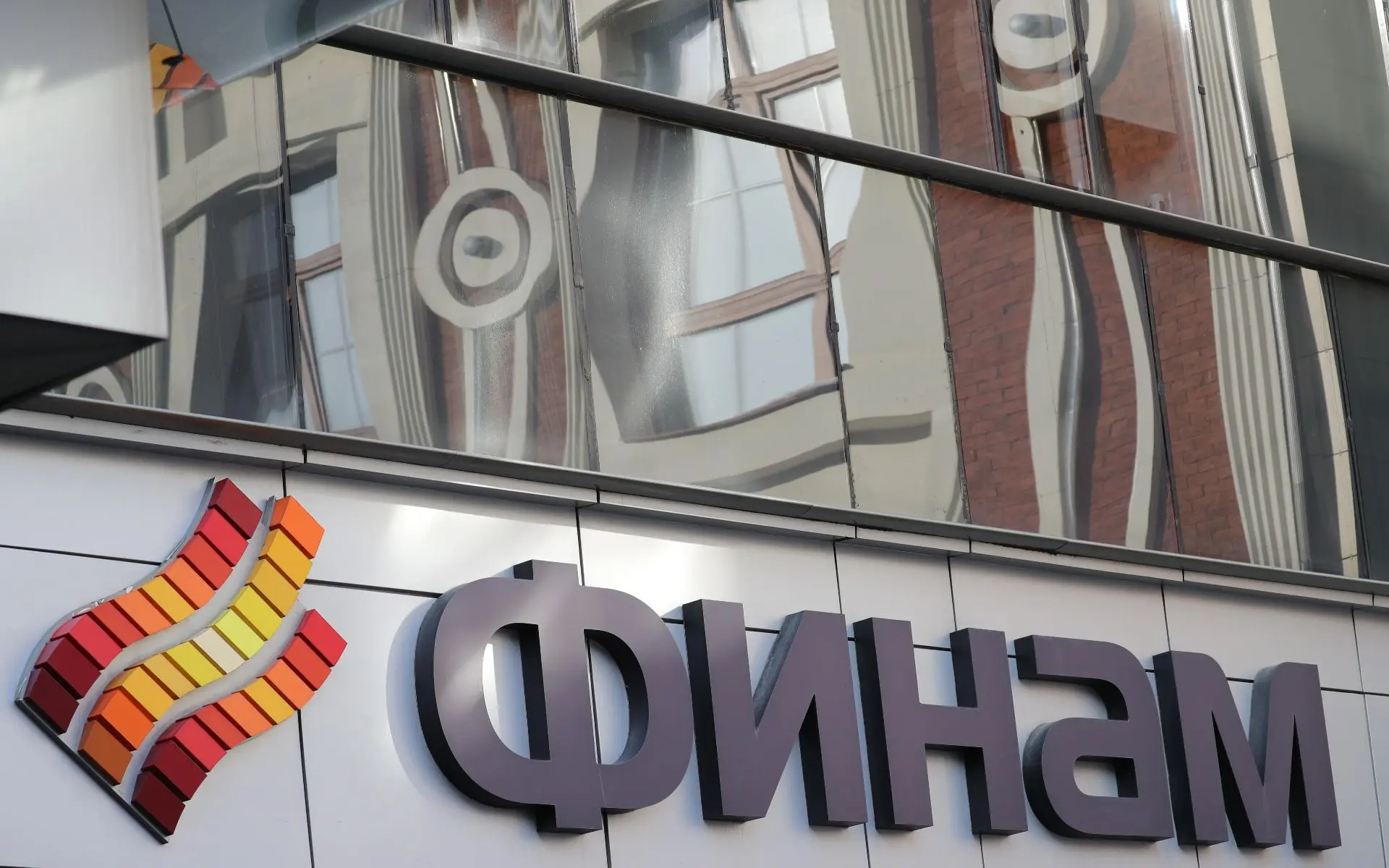 «Финам» заставил клиентов распродать акции с NYSE и NASDAQ: что произошло