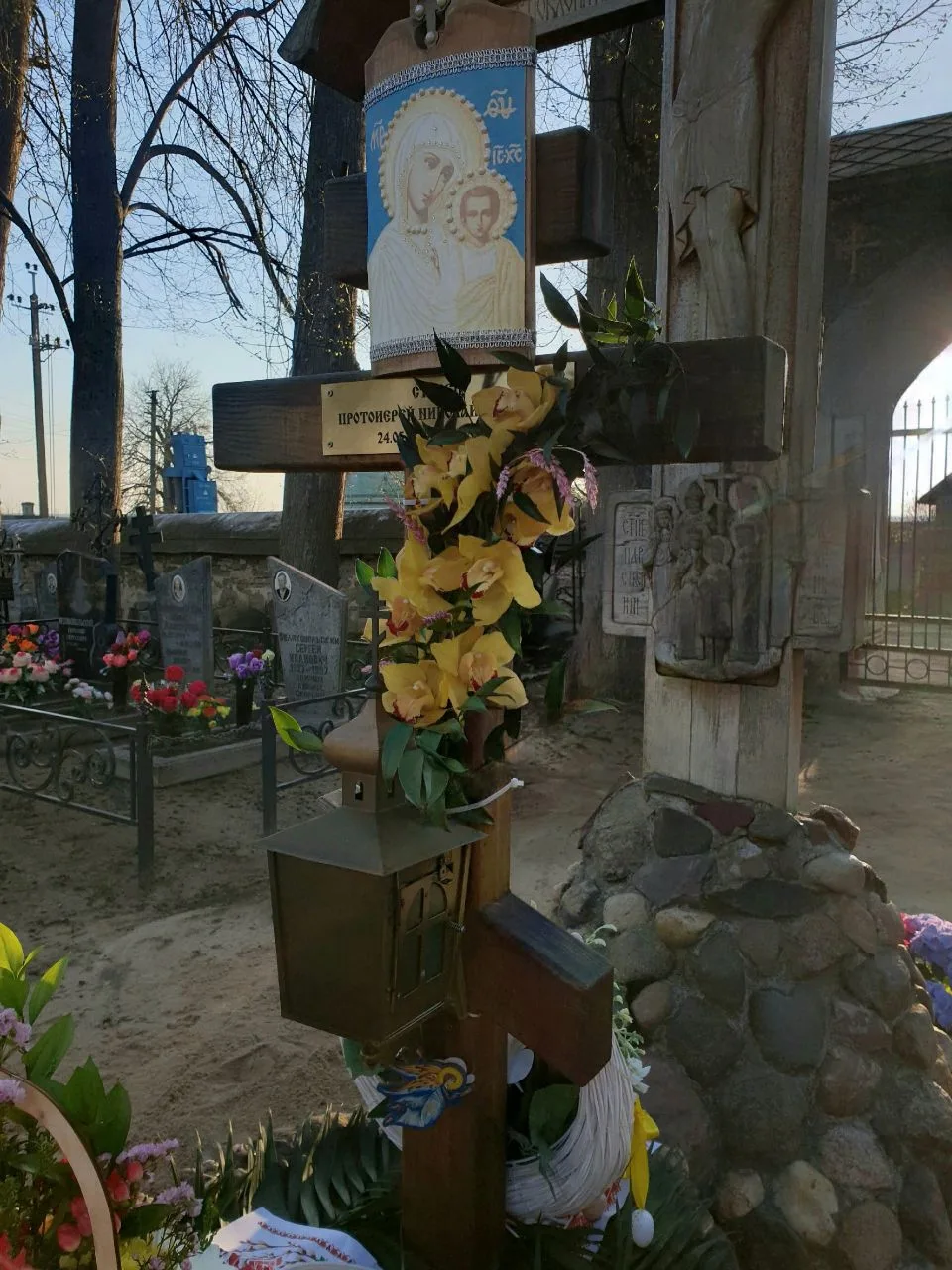 К могилке старца — как к живому  Остров Талабск. Кладбище почти у берега. И могилка, к которой люди 
