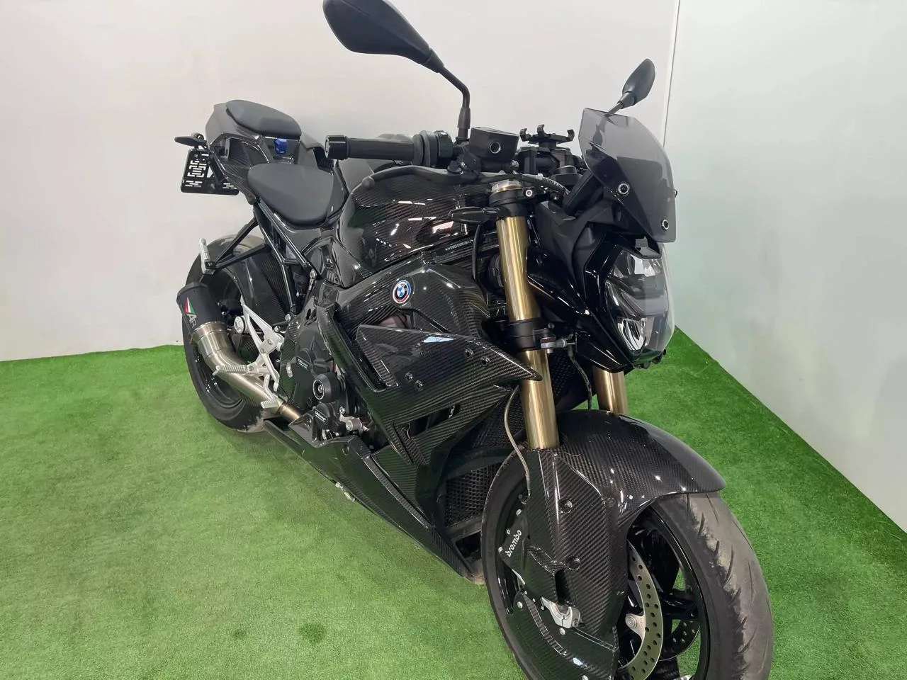 BMW S1000R в наличии во Владивостоке  Характеристики:  - 2023 год - объем 1000 см3 - Привезен с Коре