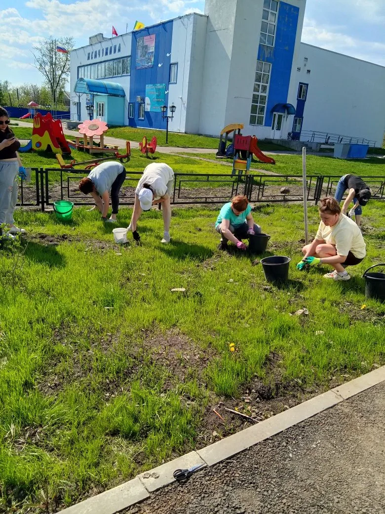 Благоустройство прилегающей территории.🧹

Коллектив комплексного центра продолжает наводить порядок