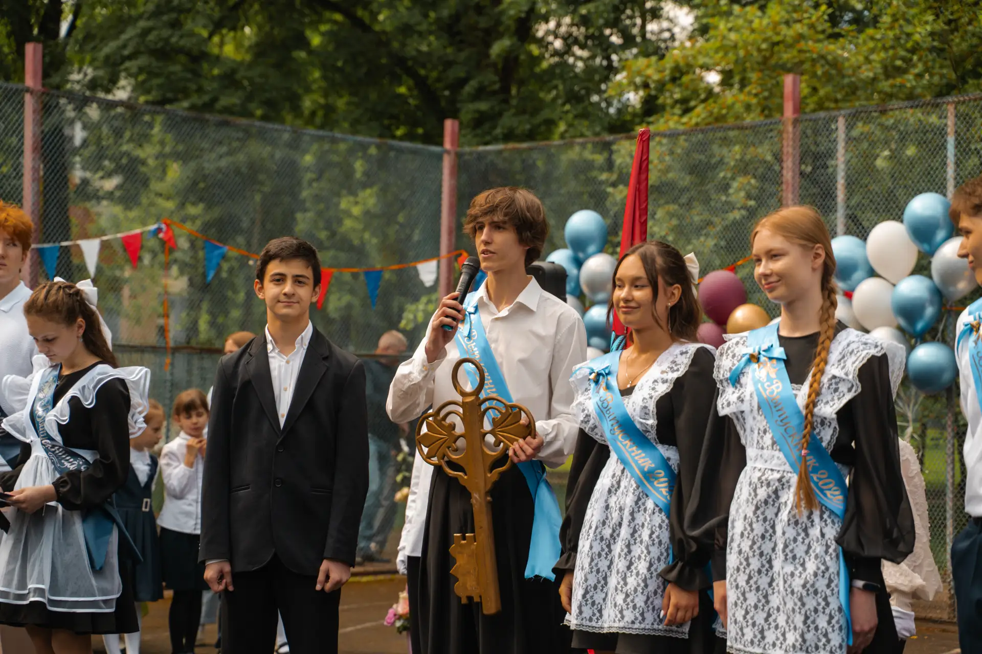 🎉📚 Последний звонок: прощай, школа! Здравствуй, будущее! 🎓✨  🌸🎤Вот и настал конец учебного года, дор