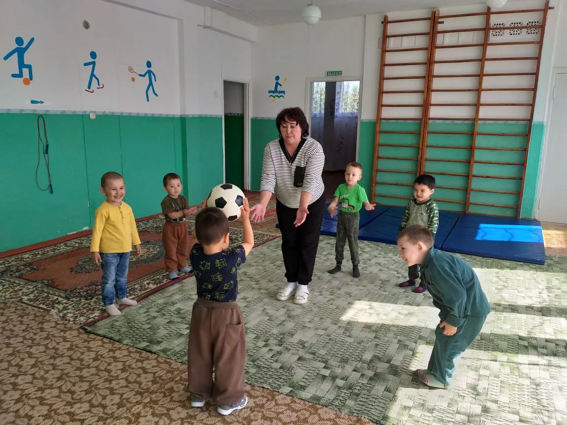 🏃‍♂️✨ Весёлое физкультурное занятие в самом разгаре! ✨🏃‍♂️

Наши малыши настоящие спортсмены: учил
