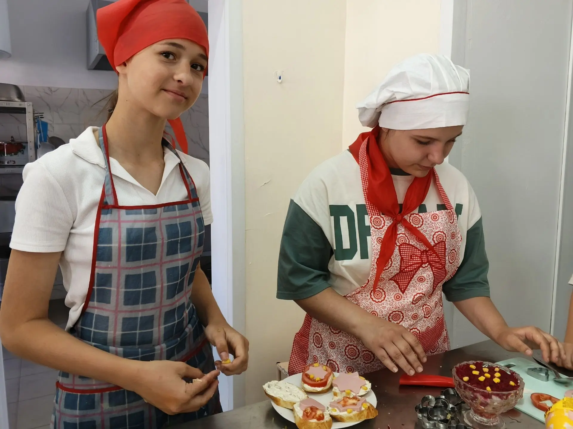 💛В Проскоковском пришкольном лагере прошёл кулинарный батл, собравший юных поваров со всего школьно