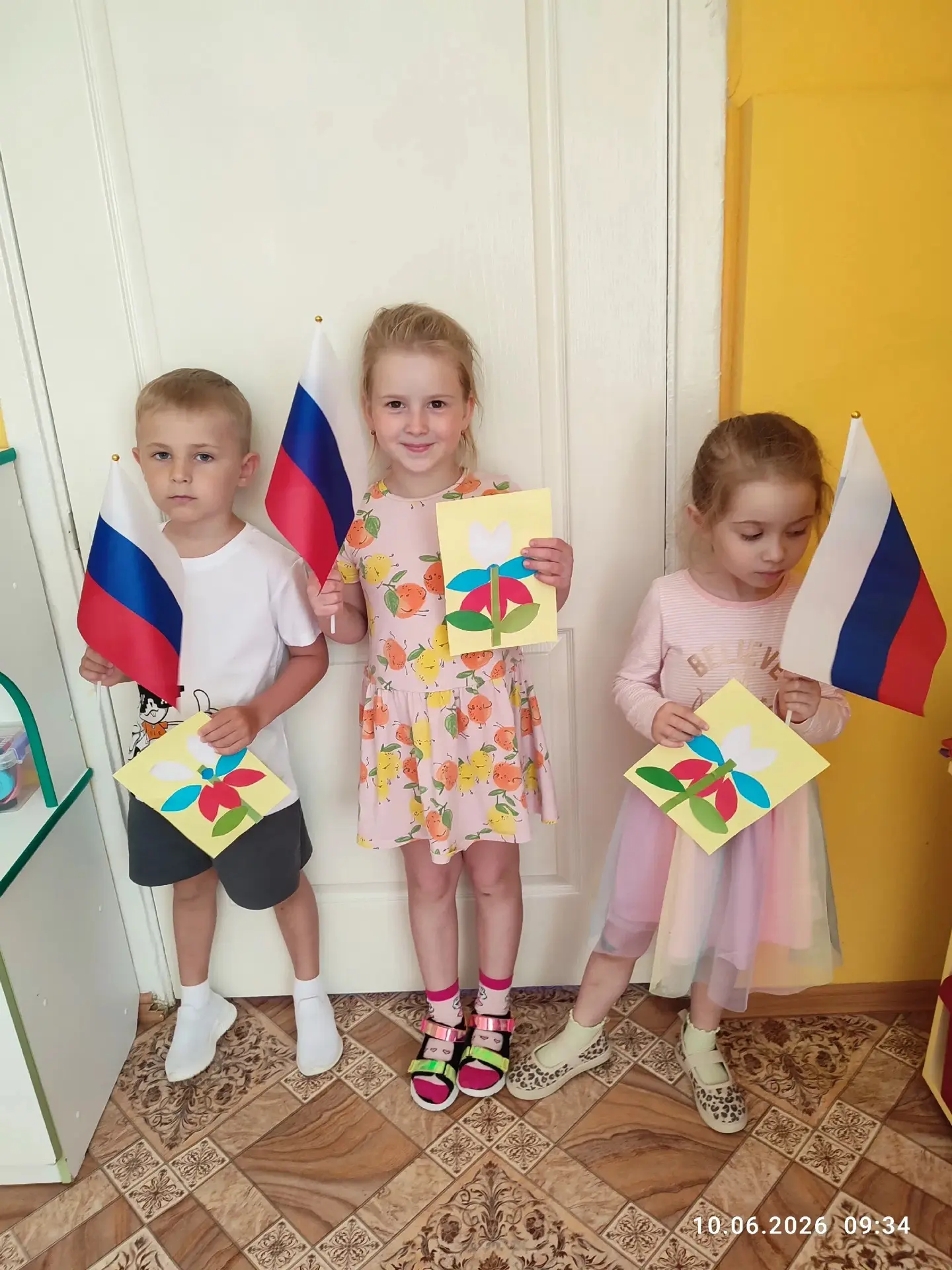 🇷🇺Ребята из старшей группы «Гномик» сделали своими руками красивый подарок к празднику — волшебные