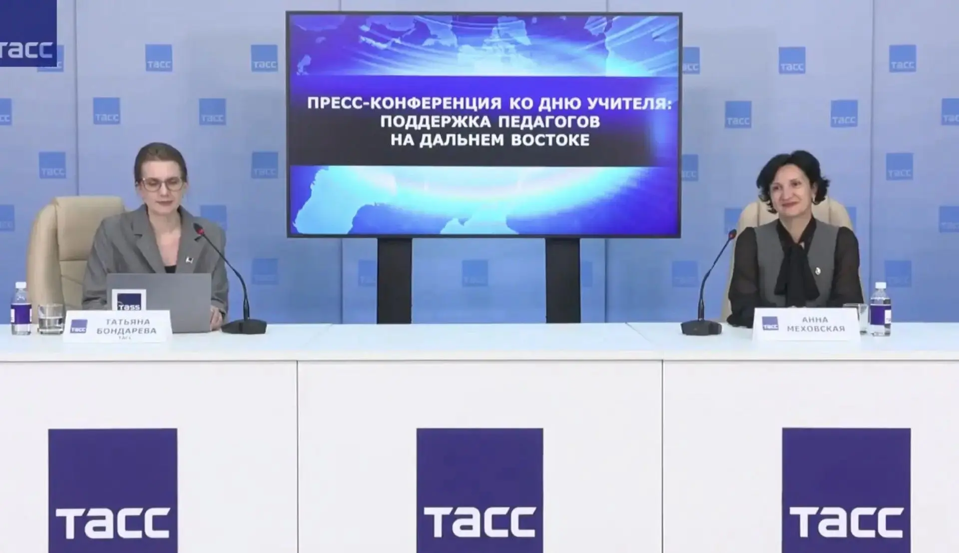 🎤 Министр образования ЕАО Андрей Бялик рассказал ТАСС о мерах поддержки учителей в рег...