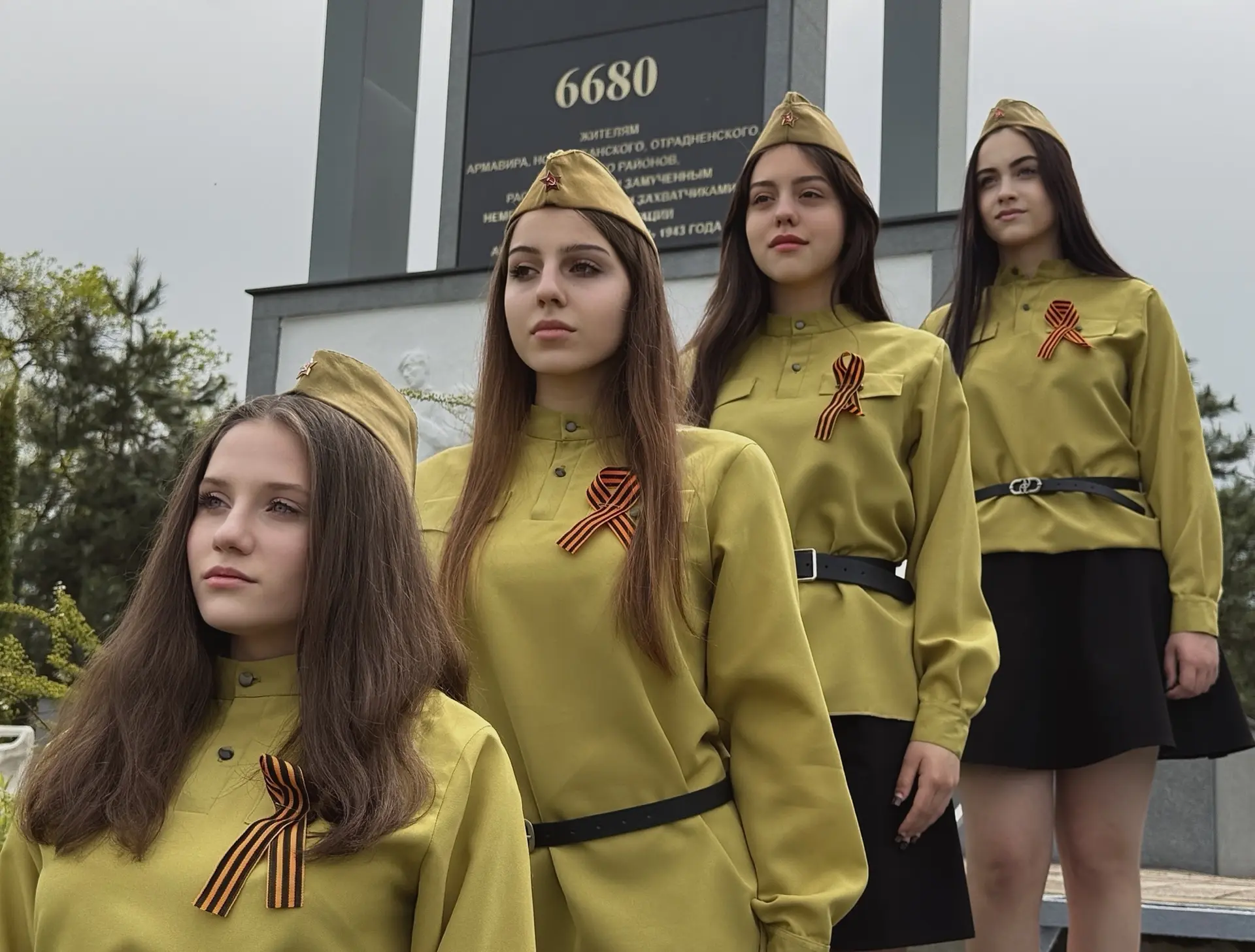 🕯️Память жива: цветы к мемориалу