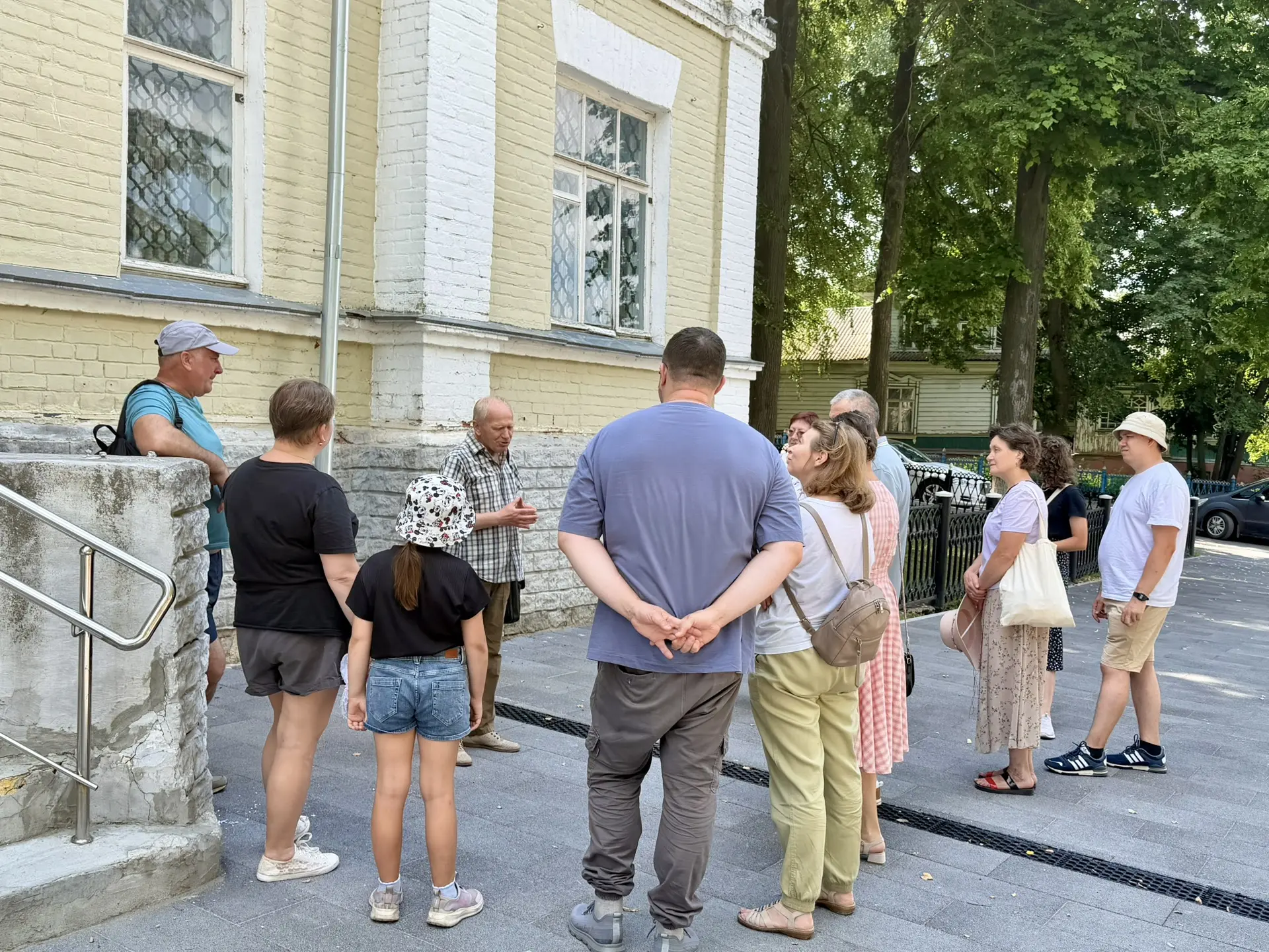 Городок провинциальный,
Летняя жара.
На площадке у музея
Экскурсии с утра!

Друзья, рады всегда пред