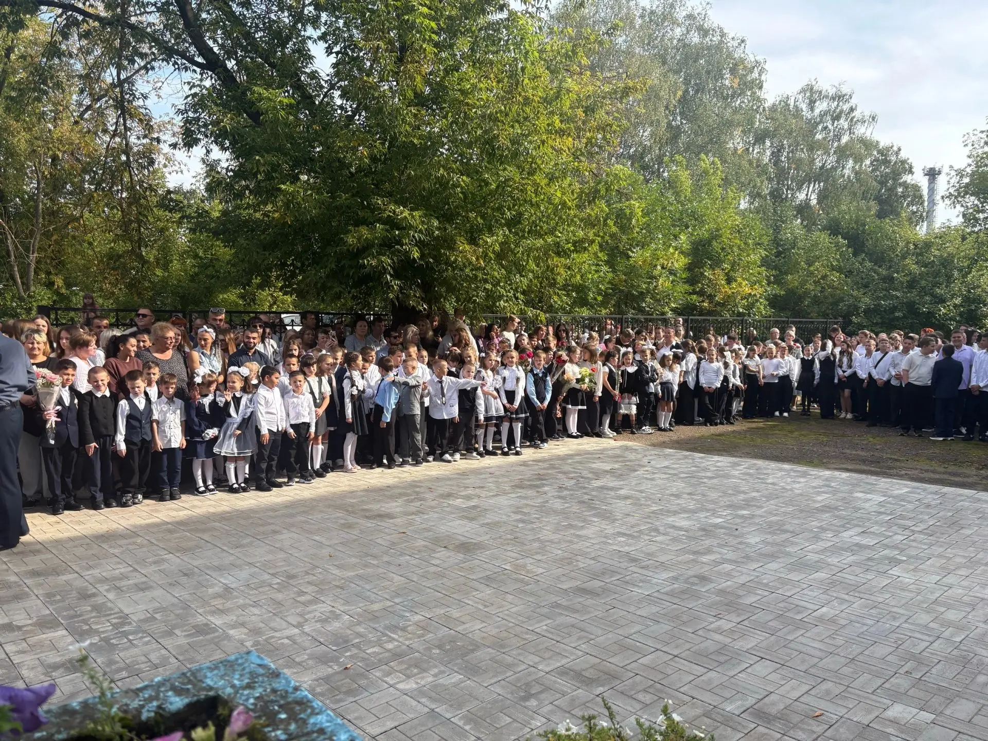 🎉 День знаний в нашей школе начался с торжественной линейки!