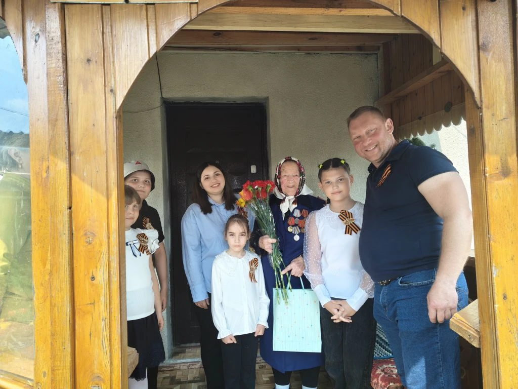 Ежегодно дети вместе с педагогами приходя в гости к Дряничевой Е.Г, чтобы выразить слова благодарнос