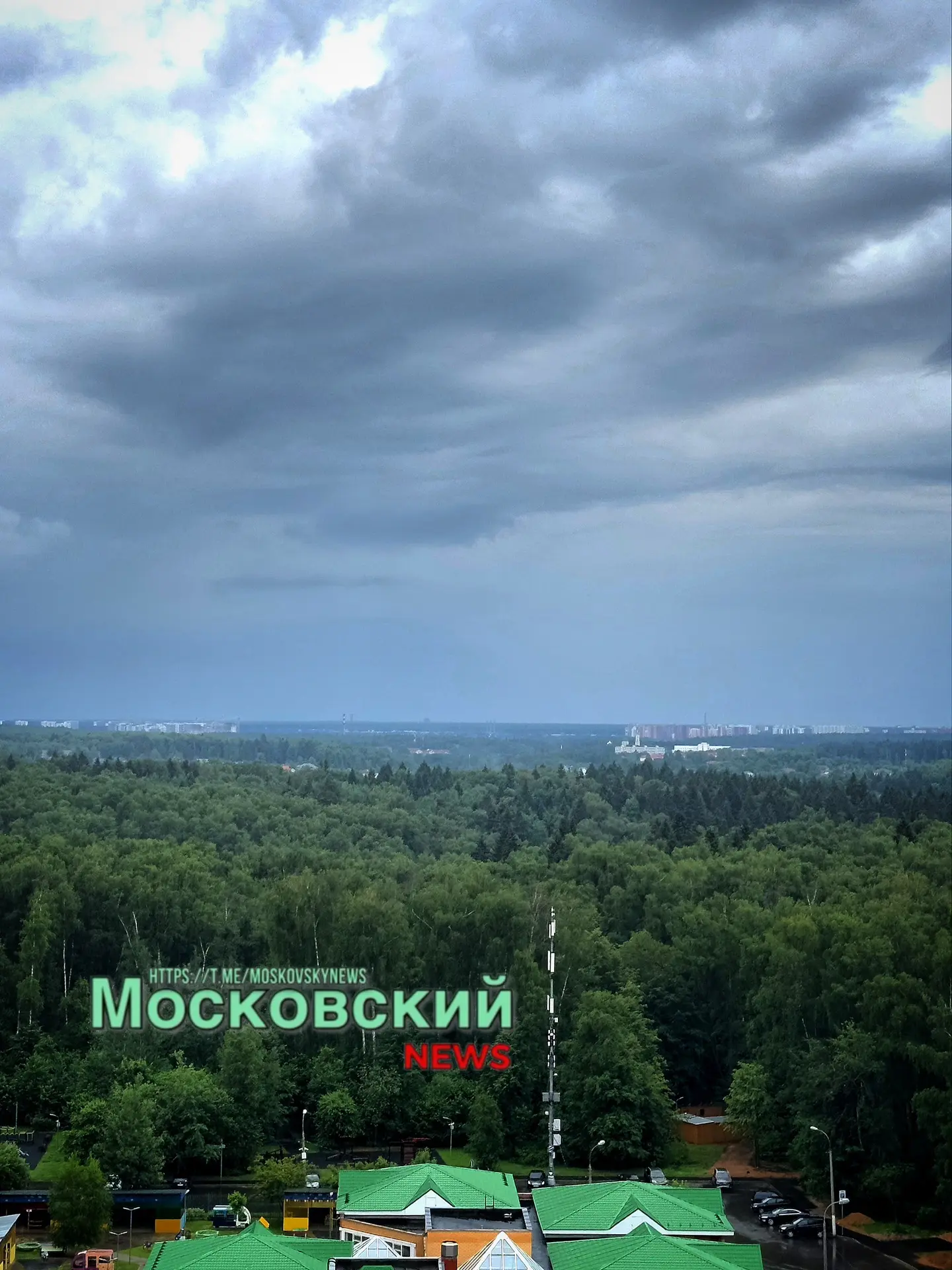 ⛈️Ливень, град, гроза и сильный ветер накроют Москву в ближайшие часы, — экстренное предупреждение М