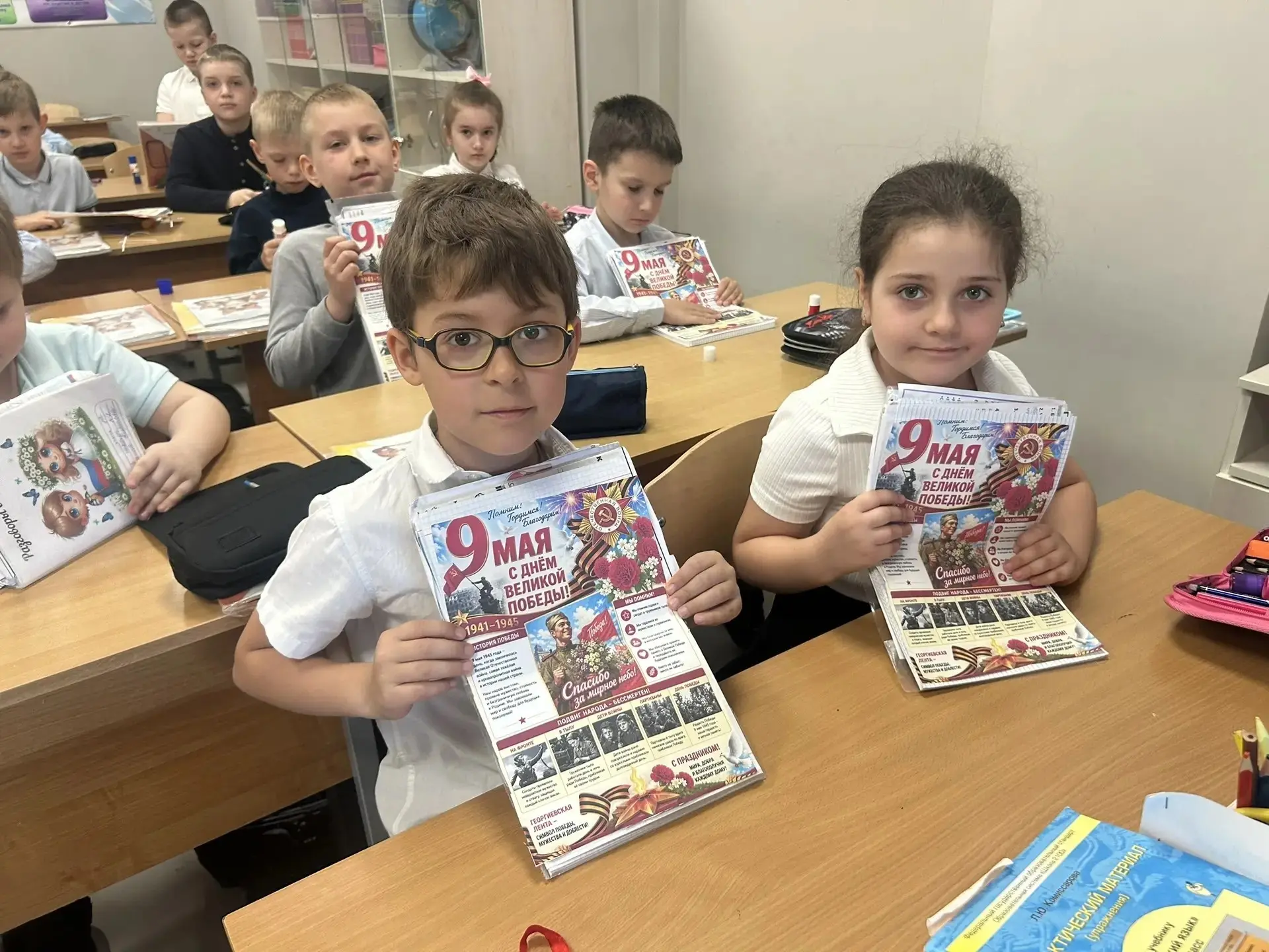 📅 4 мая: старт учебной недели с торжественной линейки!  Сегодня, 4 мая, в нашей школе прошла торжест