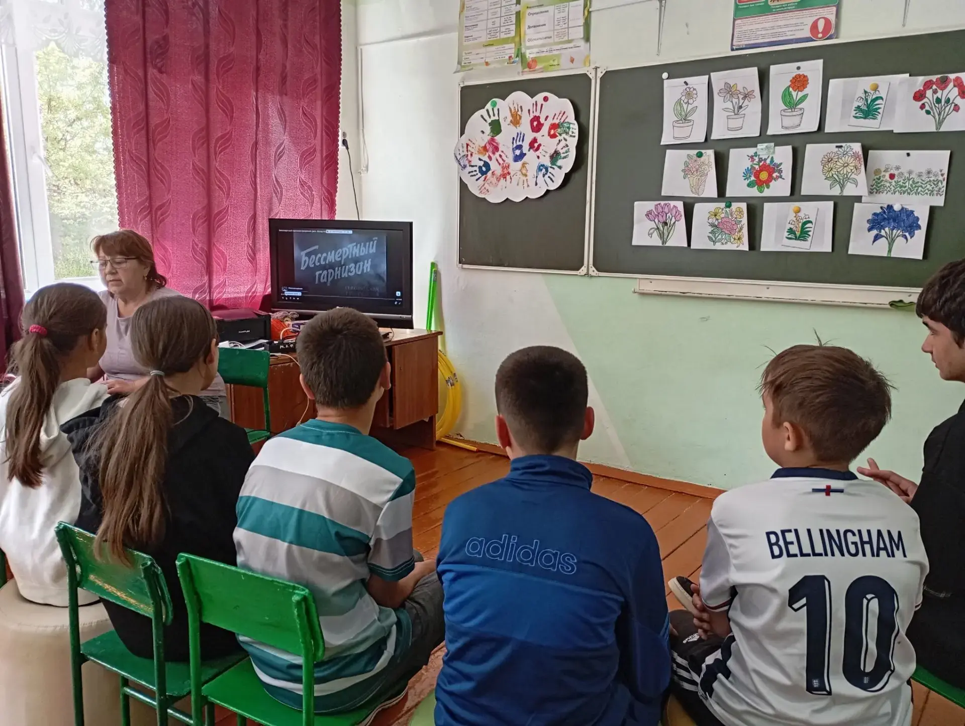 В летнем пришкольном лагере состоялся просмотр художественного фильма «Бессмертный гарнизон» (1956).