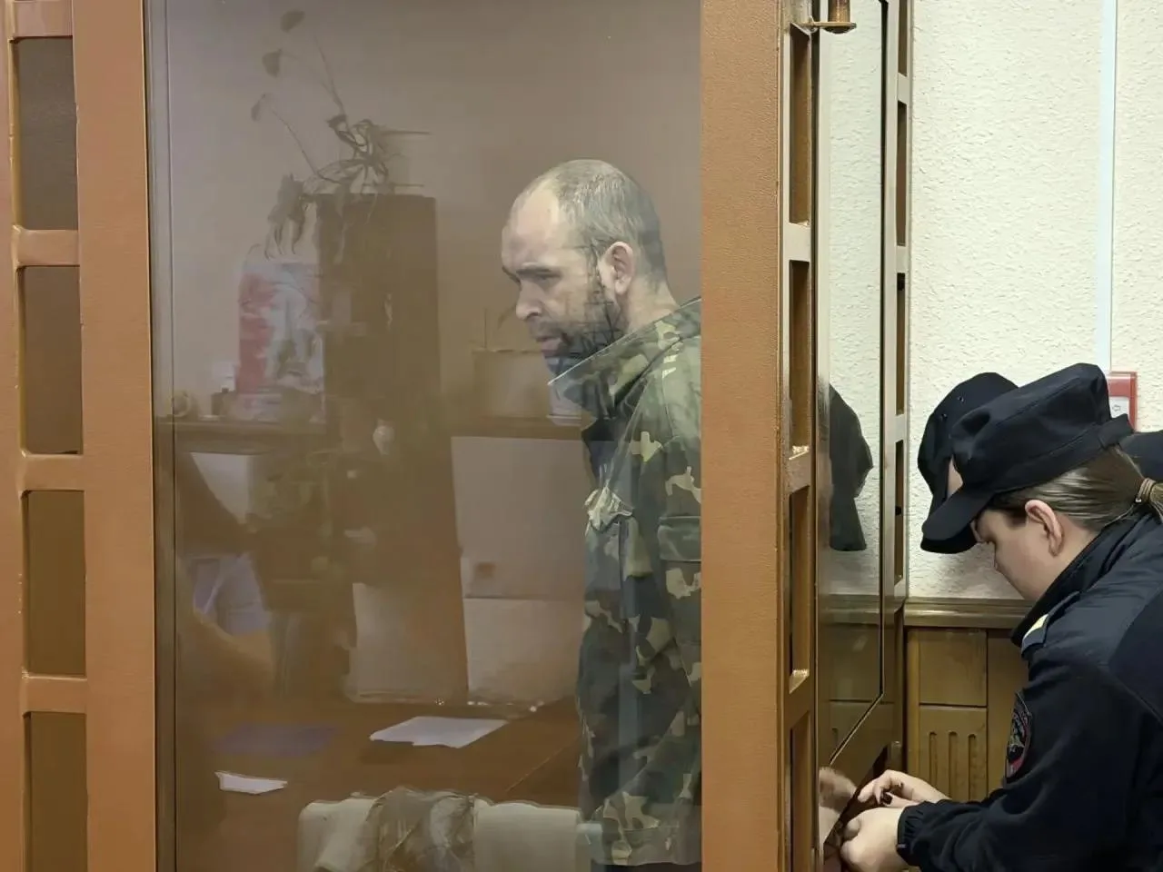 Около 20 ударов табуреткой и ножом получил петербуржец от озверевшего знакомого, решивш...