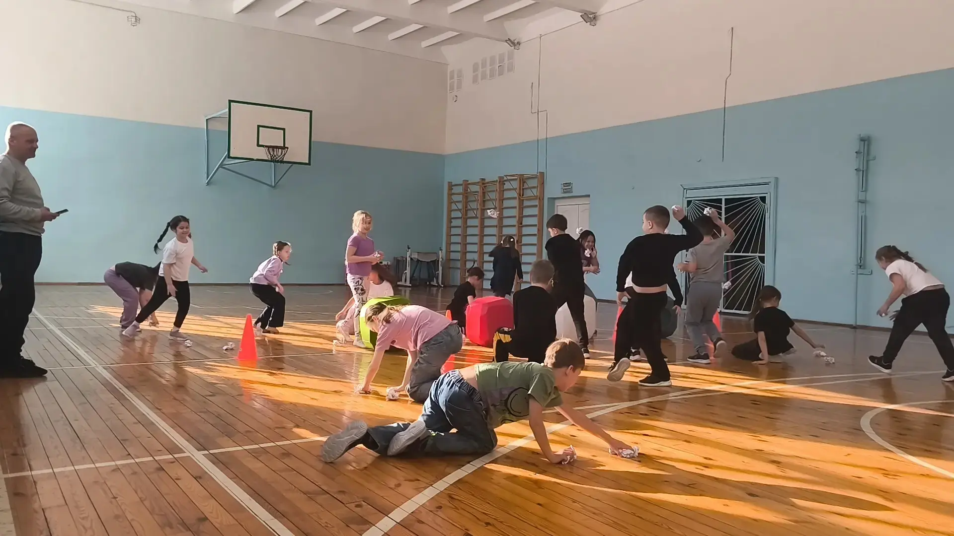 Весь лицей на каникулах, но в лицее по прежнему шумно. Утро в пришкольном лагере "Русичи" началось а