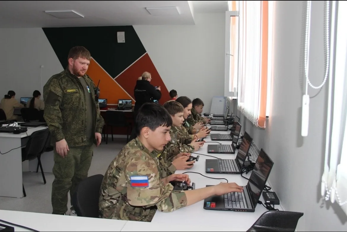🎉 Поздравляем команду ВПК «Коллектор»!  Команда военно-патриотического клуба «Коллектор» из МБОУ гим