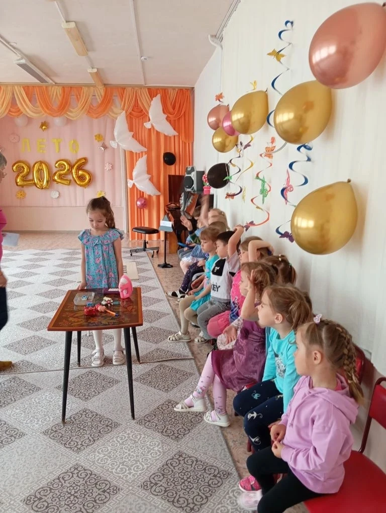 В нашем саду прошли комплексные мероприятия, посвящённые безопасности. Дети в воспитателями в игрово