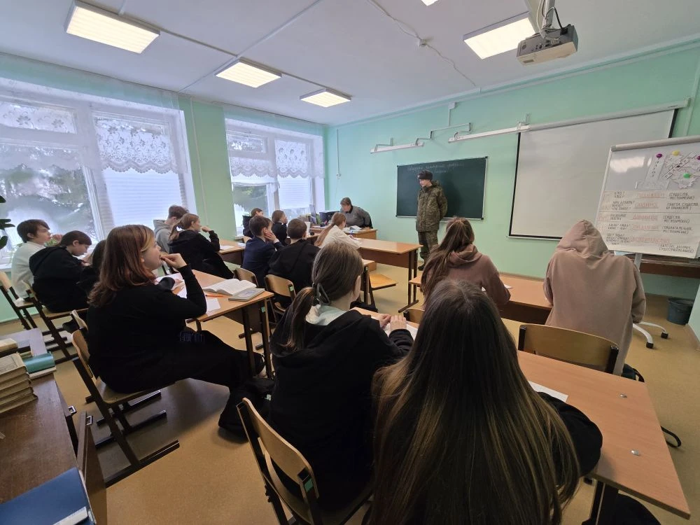 📌 Урок мужества 🎯

🤩В нашей школе прошел урок мужества, который провел наш бывший ученик — Мешков