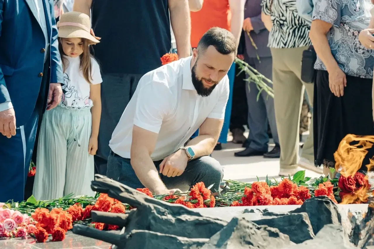 🙏 Сегодня я, как и многие куряне,  возложил цветы к памятным местам в честь Дня разгро...