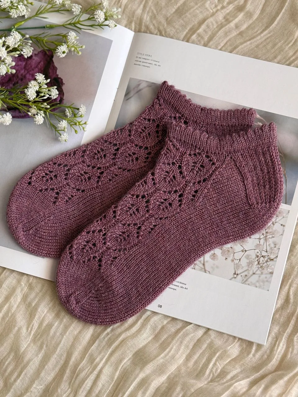 Носочки ажурным узором спицами 🌸
Автор: Даша вяжет 
Пряжа Regia premium bamboo, цвет 83
Состав - 30