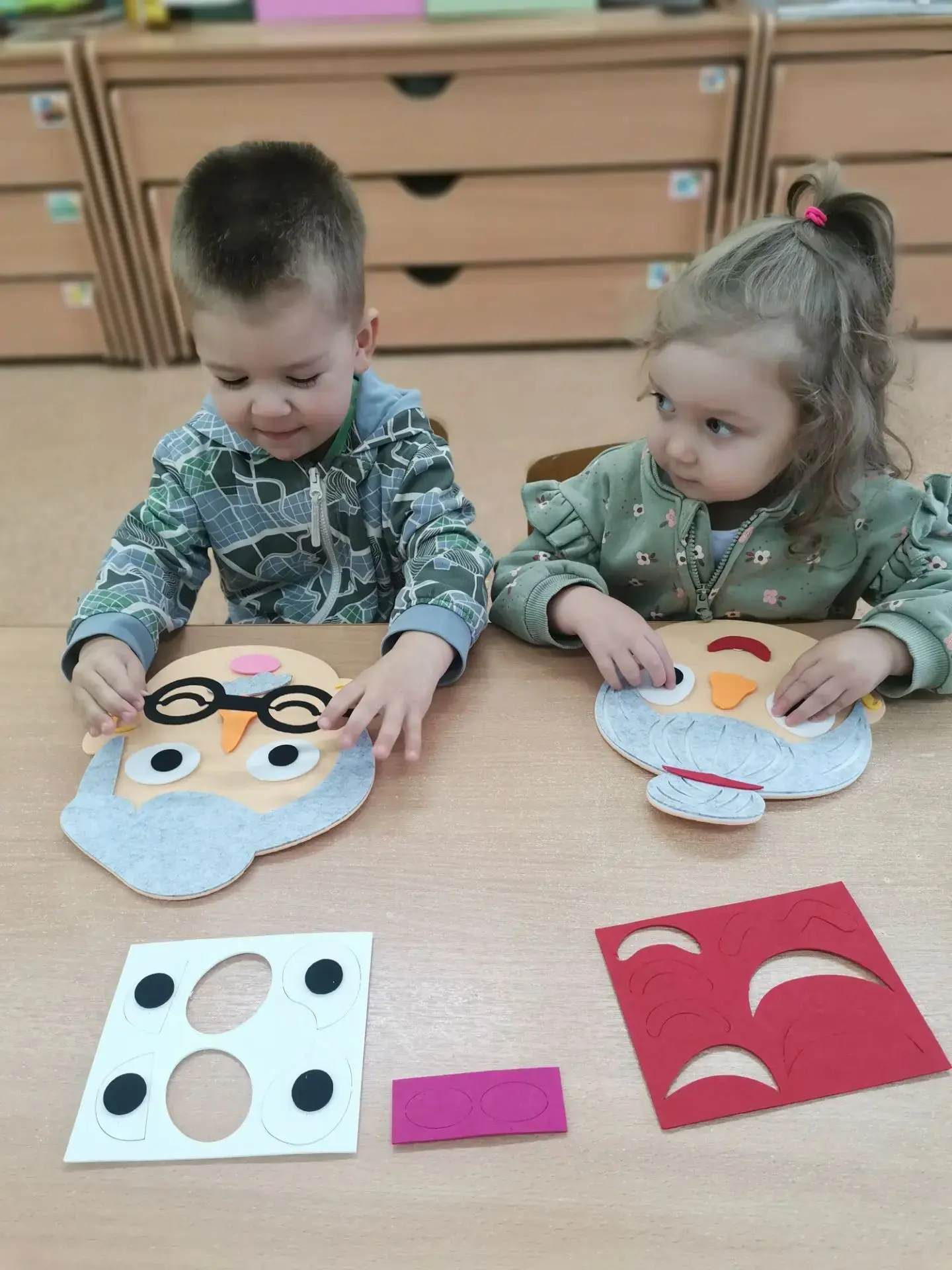 Также мы хотим показать, как малыши группы «Пчёлки» изготовили праздничные открытки сво...