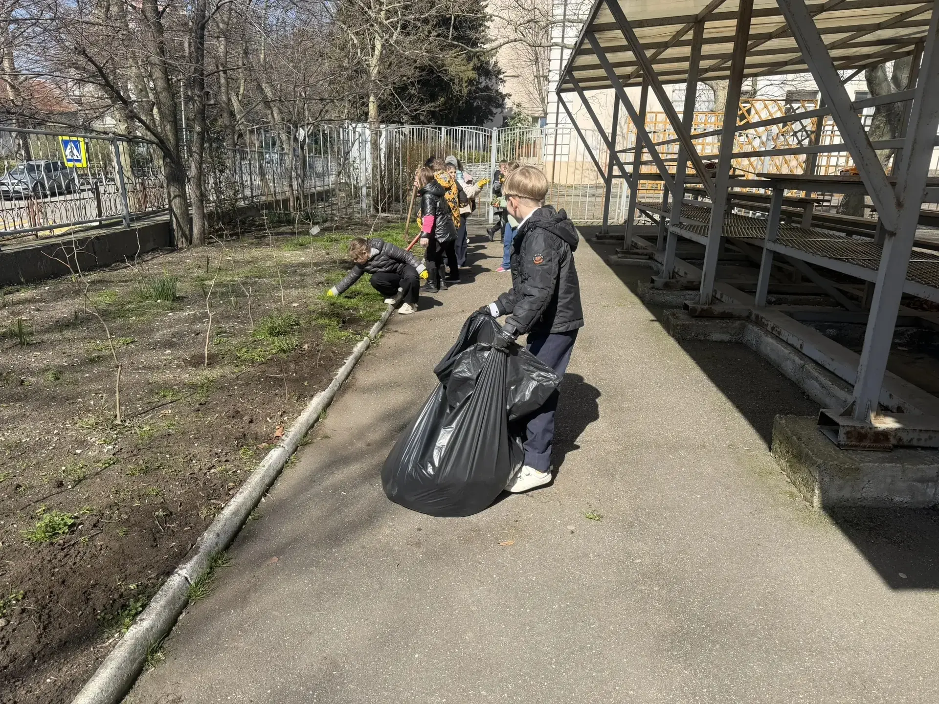 🧑‍🏫Труд, забота и экология: «Зелёный шаг» наших Первых! 🧹🌱  Сегодняшний день в нашей школе прошёл по