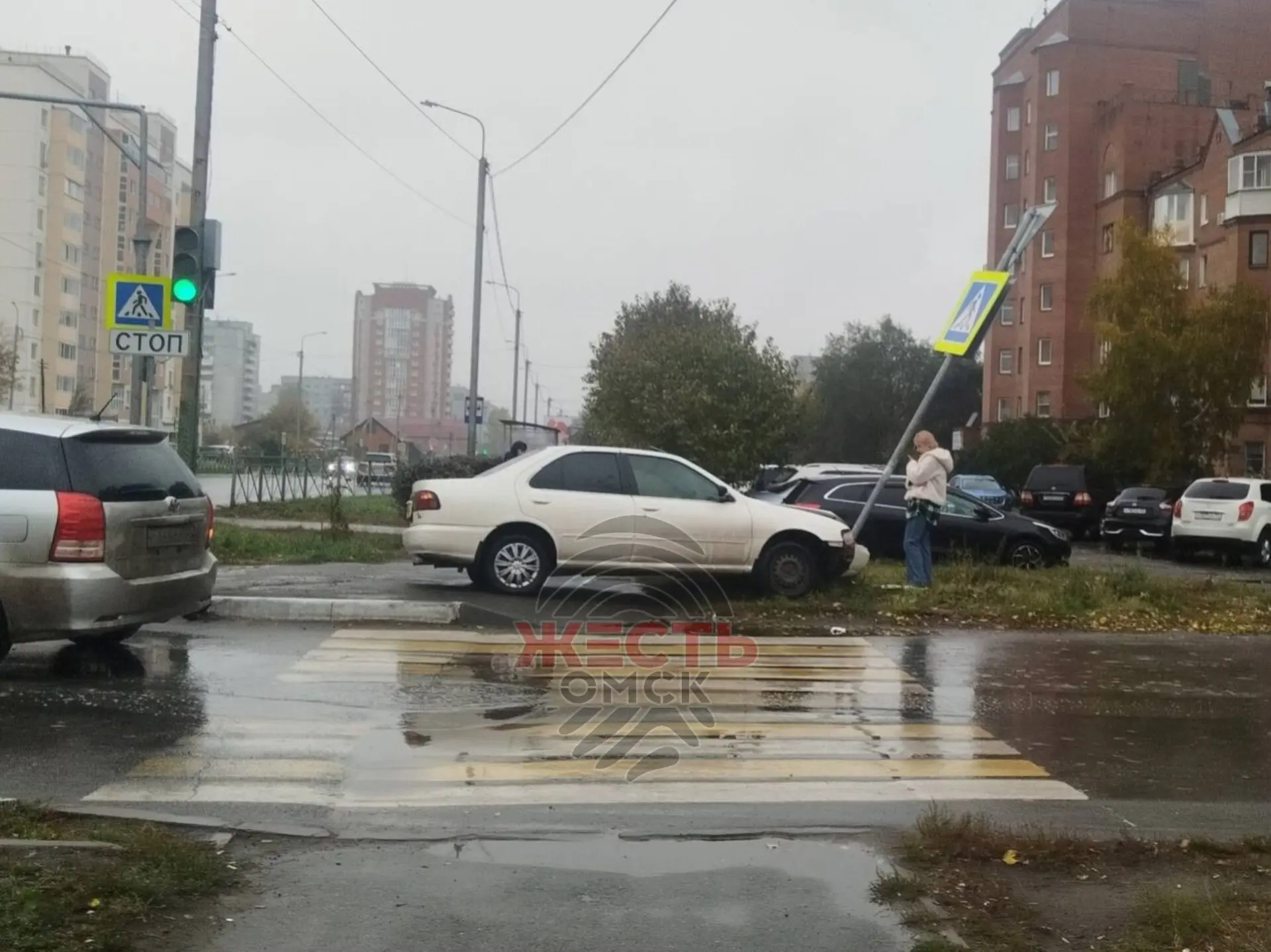 🚘Автоледи снесла дорожный знак на улице Омской