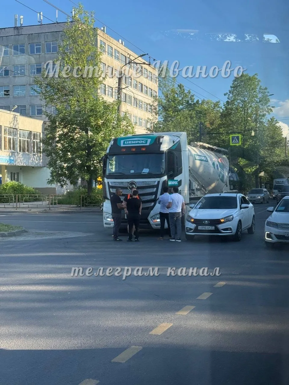 ДТП с участием грузовика на улице Павла Большевикова.