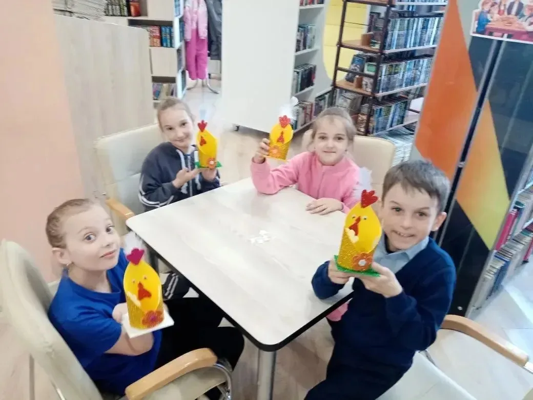 Сегодня 1в класс посетил мастер-класс «Пасхальный цыпленок» 🐣 в Городской Центральной Библиотеке 📚 Р