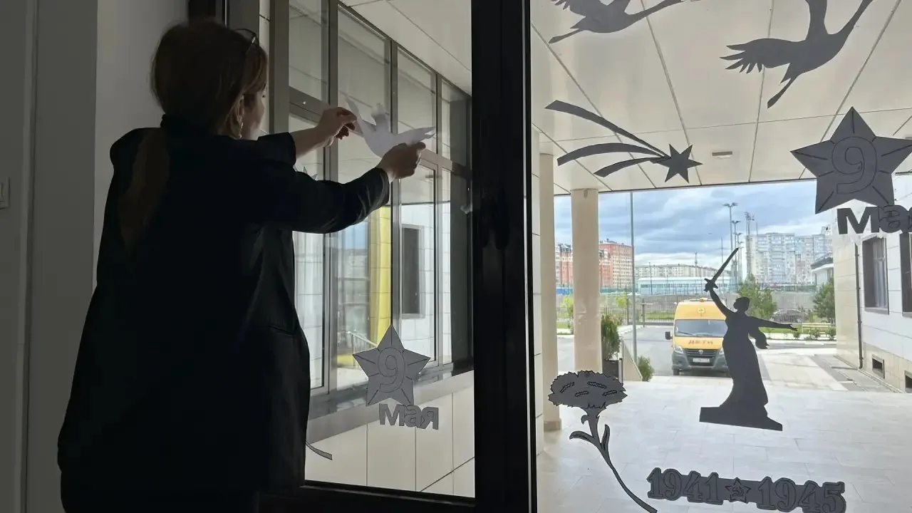 🌟 Активисты нашего лицея оформили «Окна Победы» — в каждом стекле отразилась память о подвиге! 🕊️ Чт