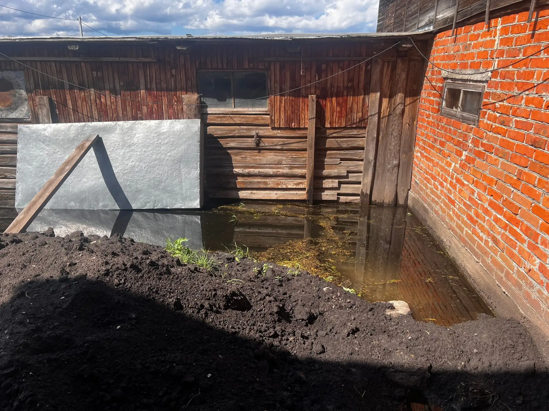 🚨 Малые Акияры: вода дошла до домов 
 
В деревне Малые Акияры вода уже подошла к жилым домам, жалую
