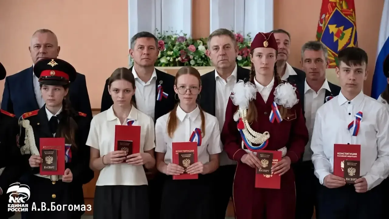 В День России принял участие в торжественной церемонии вручения паспортов юным жителям ...