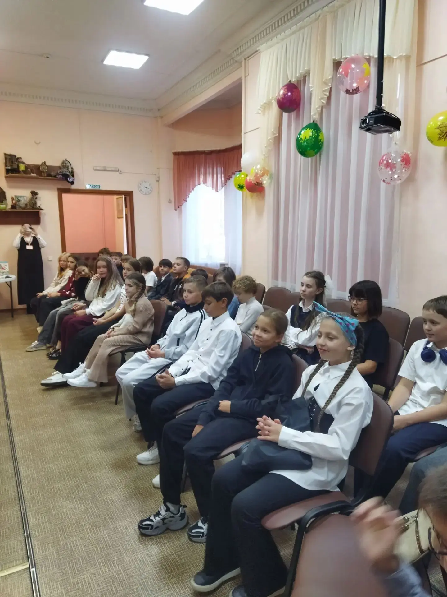 1 сентября 5 А класс посетил библиотеку  номер 1 на ул.Б.Хмельницкого. Там сделали ремо...