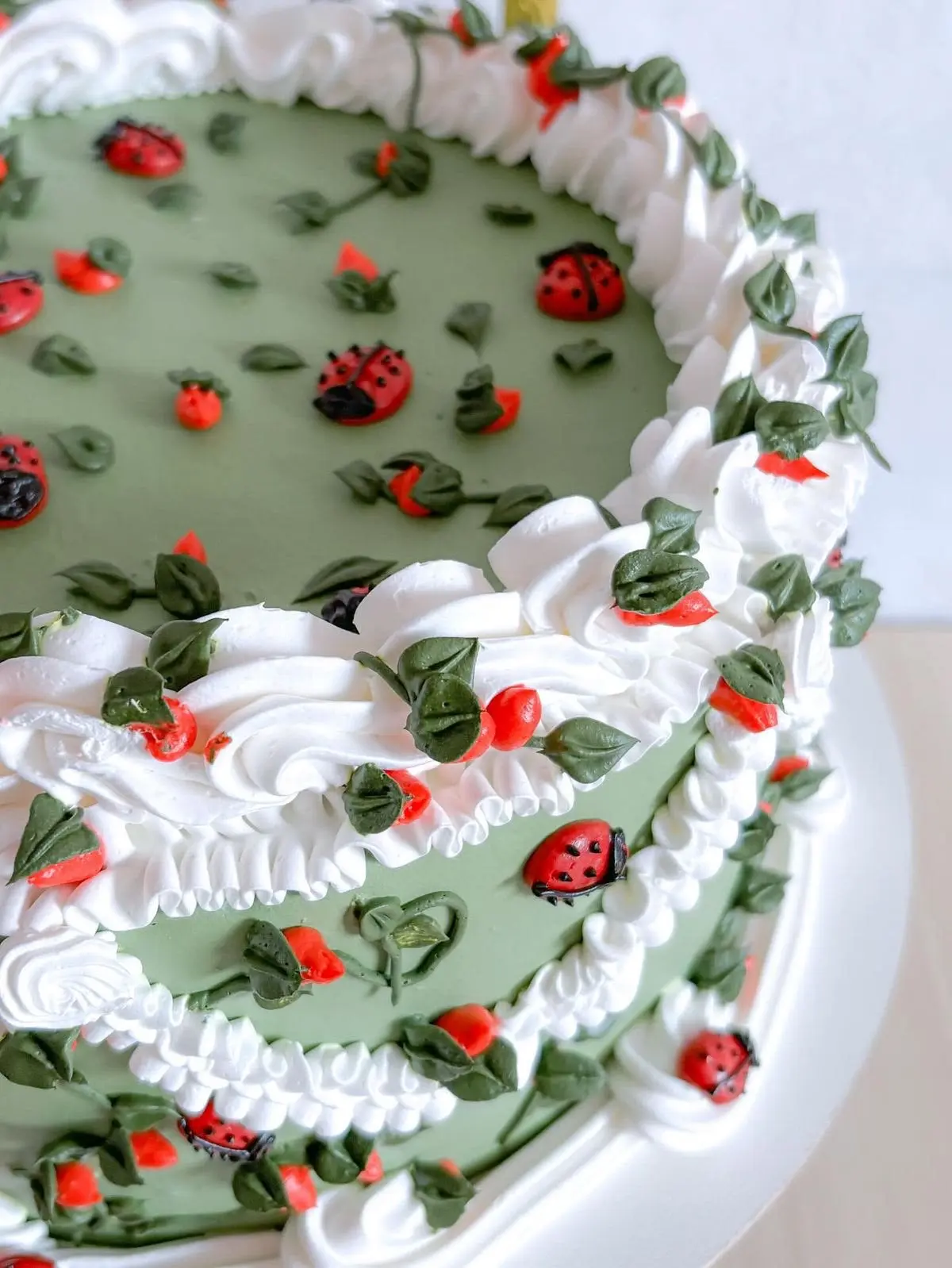 Дофамиииин! 🌸

Он захватывает наши ленты — и кажется, эпоха минимализма потихоньку уступает место я