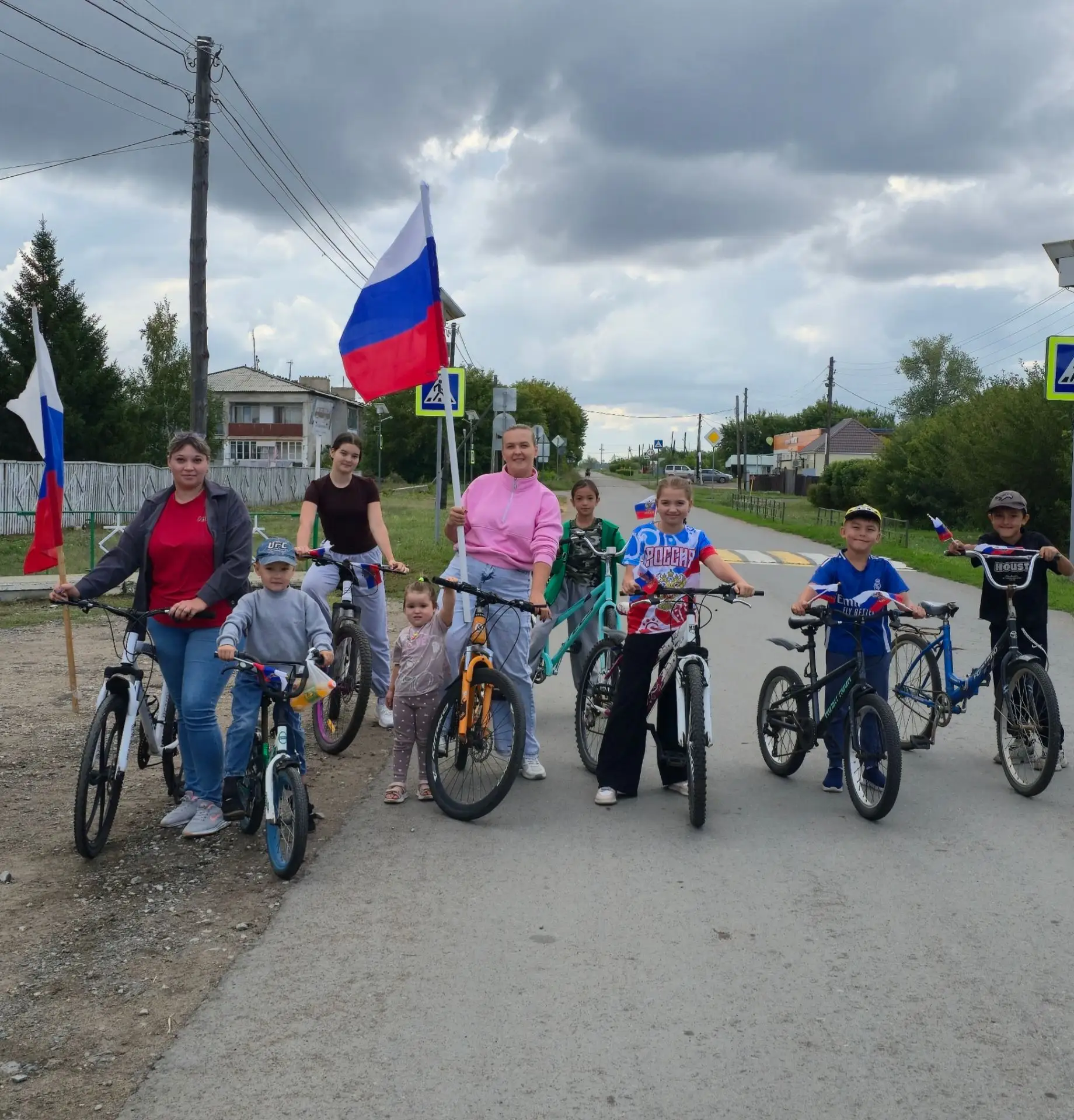 🇷🇺Три цвета единства: в Прииртышье прошел патриотический велозаезд🚲